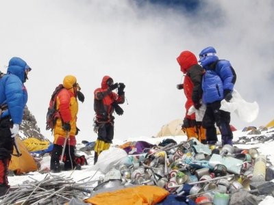 На Эвересте произвели генеральную уборку