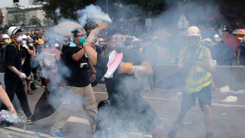 Полиция Гонконга разгоняет демонстрантов при помощи водометов и слезоточивого газа
