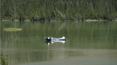 В Канаде самолет упал в реку. Есть погибшие.