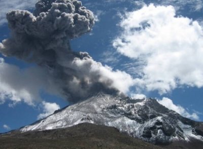 Около вулкана Убинас собираются эвакуировать населенные пункты