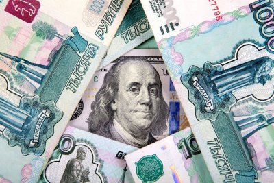 Доллар качается на качелях, и тянет за собой рубль
