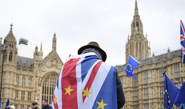 Джонсон стремится вывести Великобританию из ЕС, отправив парламент на "каникулы"