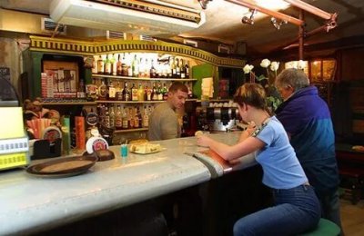 В России новое ограничение: скоро в кафетериях, расположенных на территории жилых домов, перестанут продавать алкоголь