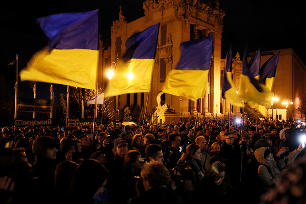 Неужели свершилось: Украина начала отводить войска, а в Киеве недовольные устроили митинг