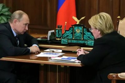 Путин и Скворцова попросили разобраться с заработной платой медицинских работников