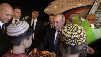 Саммит СНГ продолжается: Владимир Путин прибыл в Ашхабад