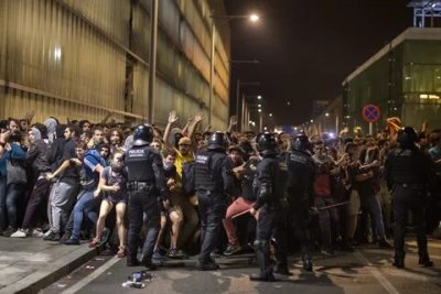 Массовые беспорядки в Каталонии продолжаются