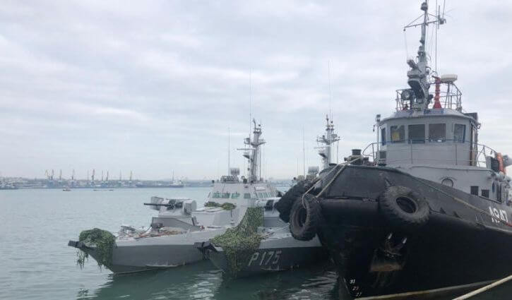 Украина требует вернуть корабли, задержанные в Керченском проливе