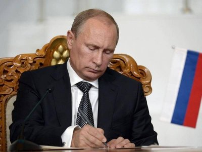 Путин подписал закон об отмене минимальной выплаты по уходу за ребенком