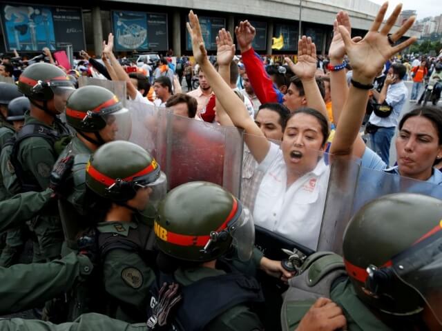 Оппозиционеры власти в Венесуэле пытаются совершить переворот