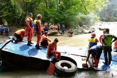 Продолжаются спасательные работы: в Индонезии автобус с пассажирами упал в ущелье