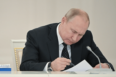 Владимир Путин внес поправки в Конституцию