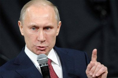 Путин заметил, что с чиновников нужно спрашивать строже за их неподобающее поведение