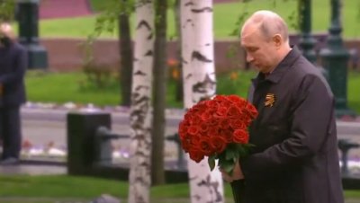 Владимир Путин возложил цветы и почтил память погибших в войне