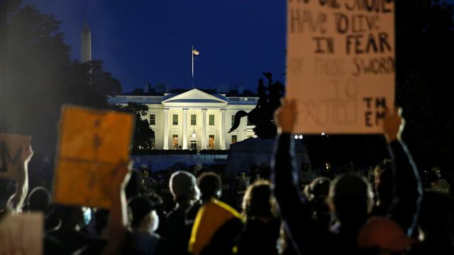 Массовые протесты возле Белого дома. Вашингтон ввел комендантский час