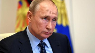 Путин приказал продлить выплаты медицинским работникам до конца лета