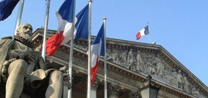 Кабмин Франции ушел в отставку