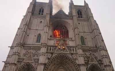 В Нанте во Франции загорелся собор Святых Петра и Павла