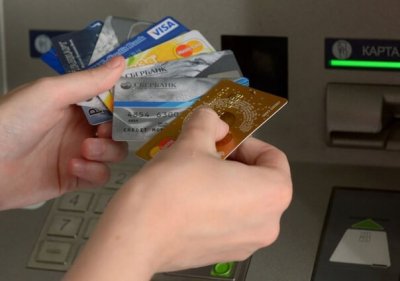 Процесс выдачи кредитных карт в банках России ужесточен