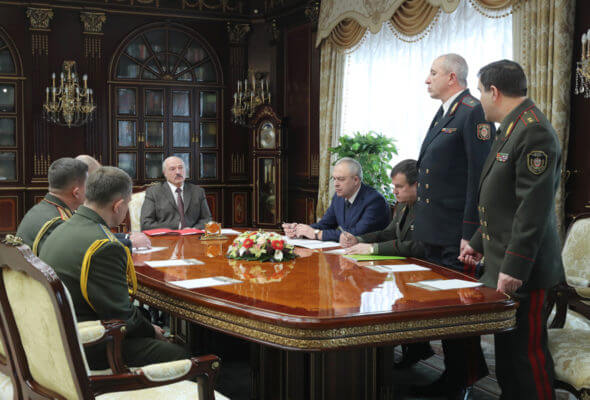 Александр Лукашенко готов защищать страну от агрессоров извне
