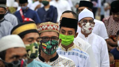 В Индонезии нарушителей карантина кладут в гробы
