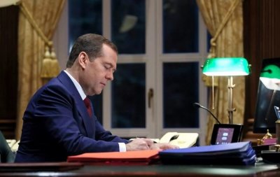 Медведев предложил выплачивать россиянам гарантированные средства