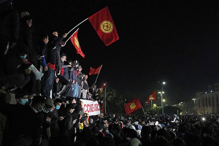 В Бишкеке продолжаются протесты и беспорядки