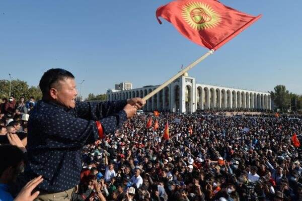 Киргизия сегодня: столкновения в Бишкеке продолжаются