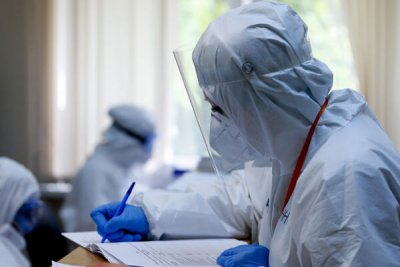 Кремль заявил о нехватке врачей для борьбы с пандемией