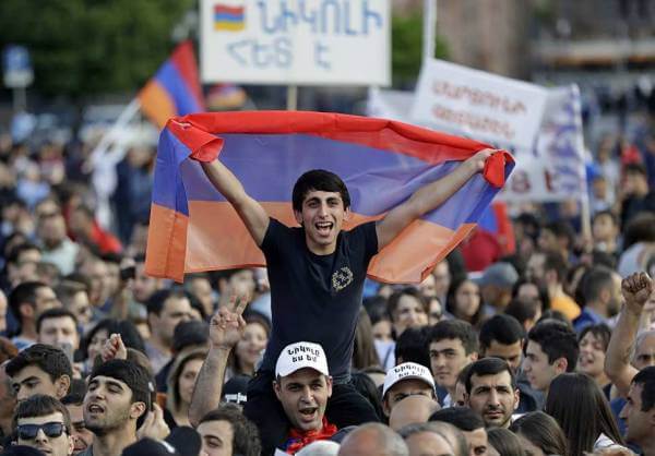Ереван продолжают сотрясать антиправительственные митинги