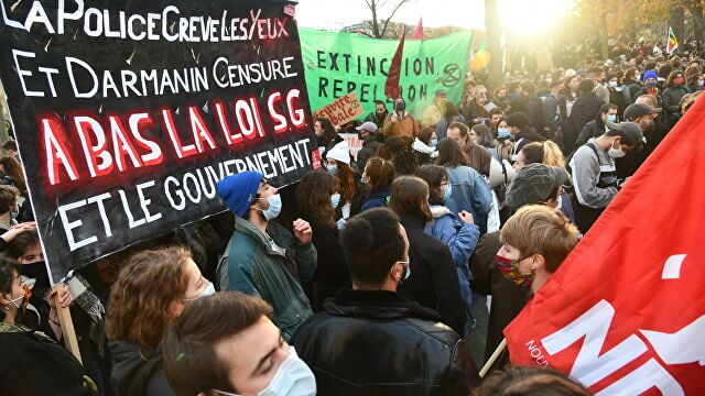 В Париже проходит масштабная акция протеста в поддержку свободы СМИ