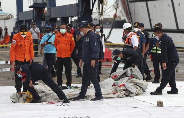 Спасатели нашли черные ящики самолета Boeing 737, который упал в Яванском море