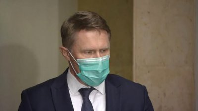 Мурашко попросил носить маски даже привитым от коронавируса