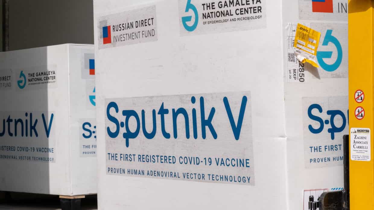 Министры здравоохранения Чехии и Словакии рискуют покинуть свои места из-за вакцины российского производства.