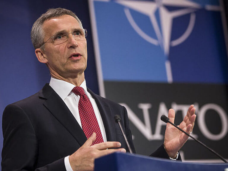 Столтенберг заявил, что НАТО сдерживает Россию от военных действий