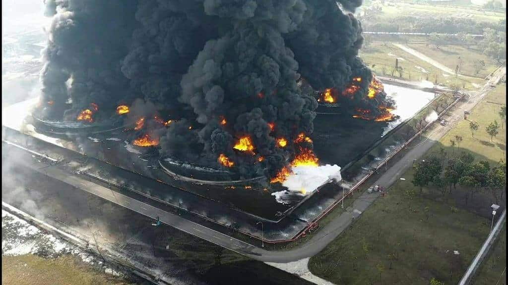 В Индонезии горит нефтеперерабатывающий завод