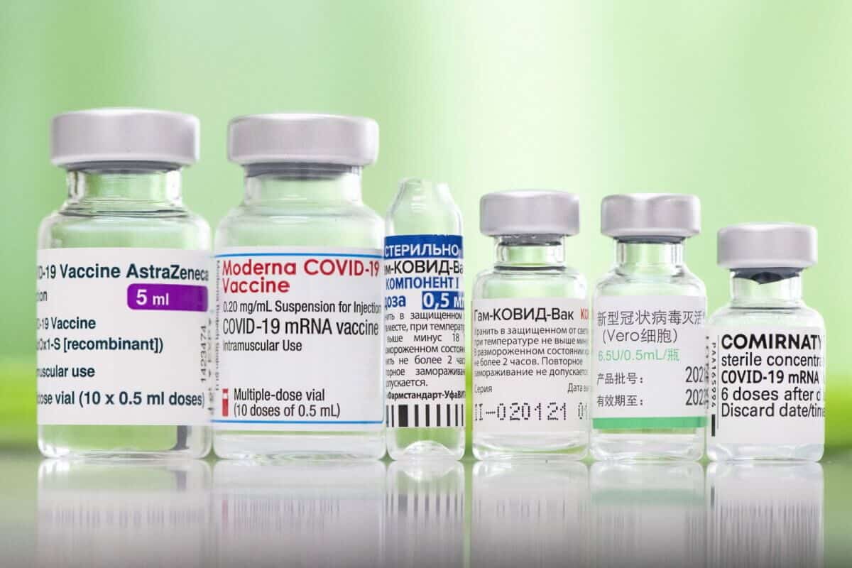 В ВОЗ рекомендовали не смешивать несколько вакцин от COVID-19