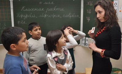 Дети мигрантов не могут получить образование в России