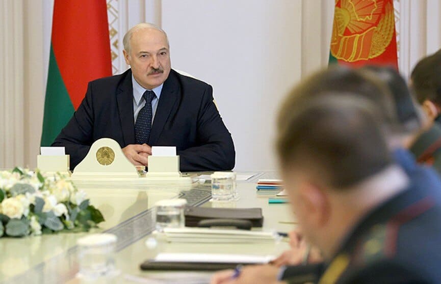 Александр Лукашенко подписал документ о перераспределении президентских полномочий