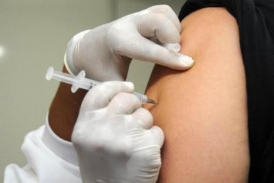Сколько нужно сделать прививок, чтобы защититься от вируса