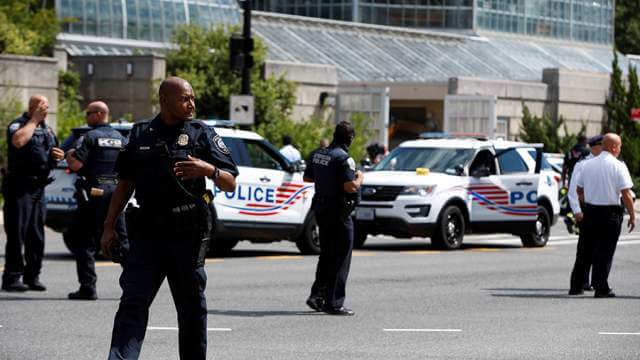 Неизвестный мужчина угрожал взрывом возле Капитолия, но сдался полиции