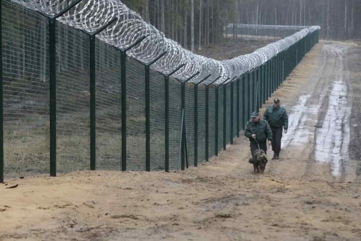 Польша решила строить стену на границе с Беларусью