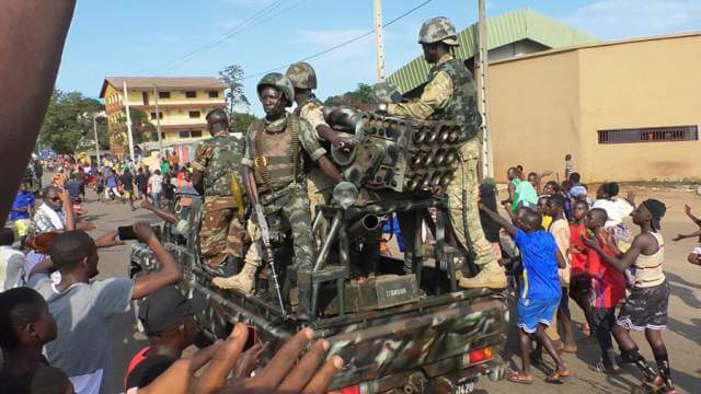 Мятежники захватили правительство в Гвинее