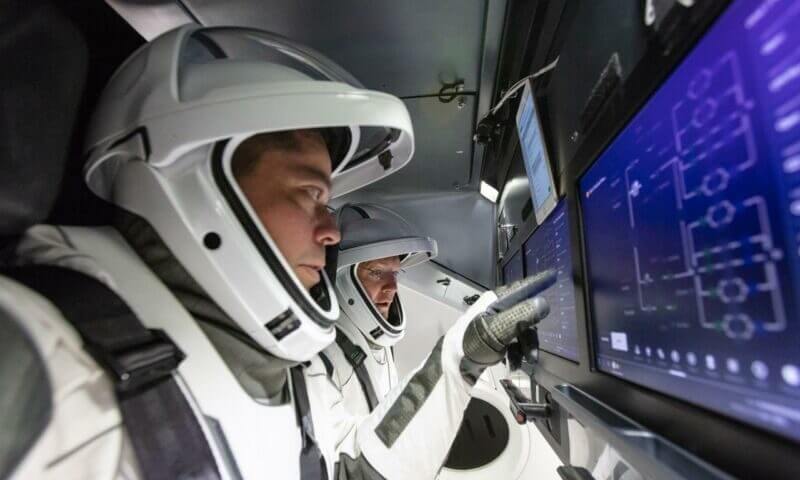 В SpaceX рассказали, когда будет запуск первой частной космической экспедиции с людьми