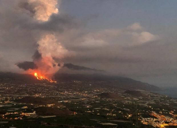 Извержение вулкана Кумбре-Вьеха на острове Пальма продолжается