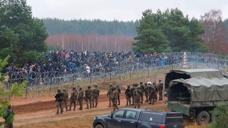 Польша выстроила боевую технику на границе с Беларусью