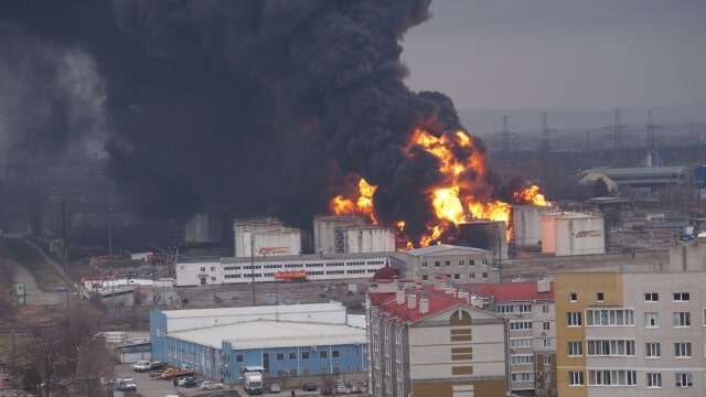В Белгороде горит нефтебаза.