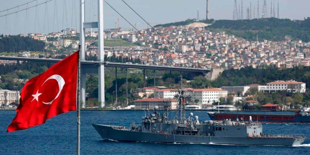 Турция не пропускает военные корабли через Босфор