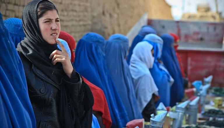 Талибы запретили женщинам выходить на улицу с открытым лицом