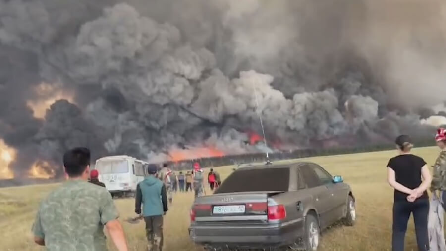 На севере Казахстана бушует пожар